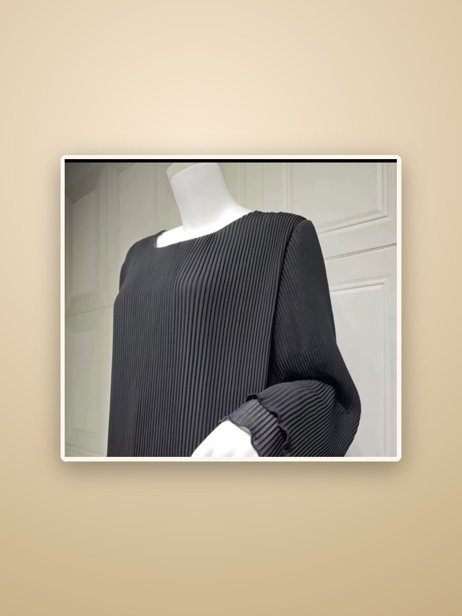 Pleated abaya